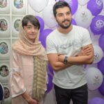 Sina Mehrad Instagram – 🌹شبِ عيد قربان 🌹
متن از صفحه ى آقاى احسان عليخانى عزيز كه چند روز قبل از من مهمان خانه ى ( اى بى ) بودند .
.
عشق و انگيزه ى اين بچه ها به آينده و اُميدى كه در سينه دارند ، چشم آدمُ از زخم هاى تنشون ، غافل ميكنه ، بيمارى عجيب و براى ما غيرقابل تصور ، اما اين بچه ها دارند با تمام درد و زخم هايى كه هر روز تازه ميشه ، باهاش زندگى ميكنن ، اين بيمارى واگيردار نيست و از بدو تولد همراه آدم هاست ، اگر هيچ كارى نميتونيم بكنيم ، حداقل اين بچه هارو هرجا ديديم ، مدرسه ، دانشگاه ، سركار ، خيابان( البته به دليل عدم آگاهى خيلى از ما ، اين بچه ها از حضور در بعضى اماكن محرومند ، چون واكنش ما بهشون خيلى غير علمى و بى رحمانه است)… ، اگر جايى ديديمشون ، بهشون لبخند بزنيم و بهشون بگيم كه ميدونيم در بيماريشون هيچ تقصيرى ندارند و ما نگران نيستيم ، چون ميدونيم كه اين بيمارى واگيردار نيست و اونا ميتونن كنار ما زندگى كنند و ما زخمى به زخم هاشون اضافه نكنيم ، خيلى مواقع زخمِ زبون ما از زخم هاى تنشون دردناك ترِ…
لطفا اين صفحه رو ببينيد…
@eb_home
@ehsanalikhani