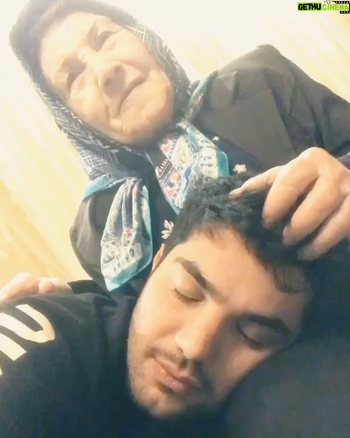 Sina Mehrad Instagram - ❤️محترم خانم دستاش قرصِ خوابِ ... شربتِ آرامشِ .