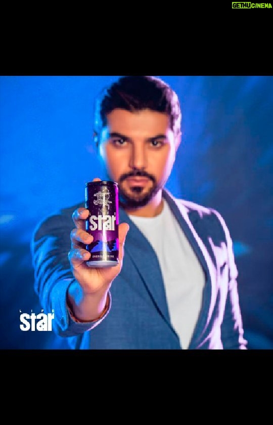 Sina Mehrad Instagram - ✨️ ستارهها تغییر میدهند ... ✨️ Stars Change ... 💎 “سینا مهراد” سفیر برند نوشیدنی انرژیزای لایف استار 🤝 #انرژی_زا #نوشیدنی_مدرن #سینامهراد #لایف_استار #سفیر_برند #بازیگر #بازیگر_سینما #نوشیدنی_انرژی_زا #ستاره_ها_تغییر_میدهند Iran