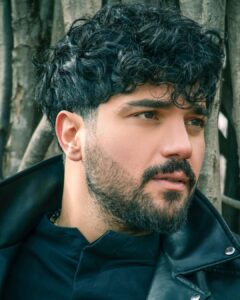 Sina Mehrad Instagram - ❤️ من تمام آجرهایی که بسویم پرت میشود را نگه میدارم... با آنها پله میسازم و شاید هم روزی خانه ساختم . . Photo : @omidmohammadnejad