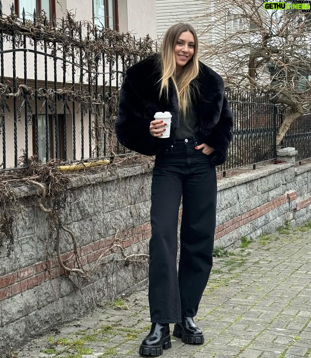 Sinem Kobal Instagram - Mart 🖤 kadınlar günümüz kutlu olsun 🌹💌