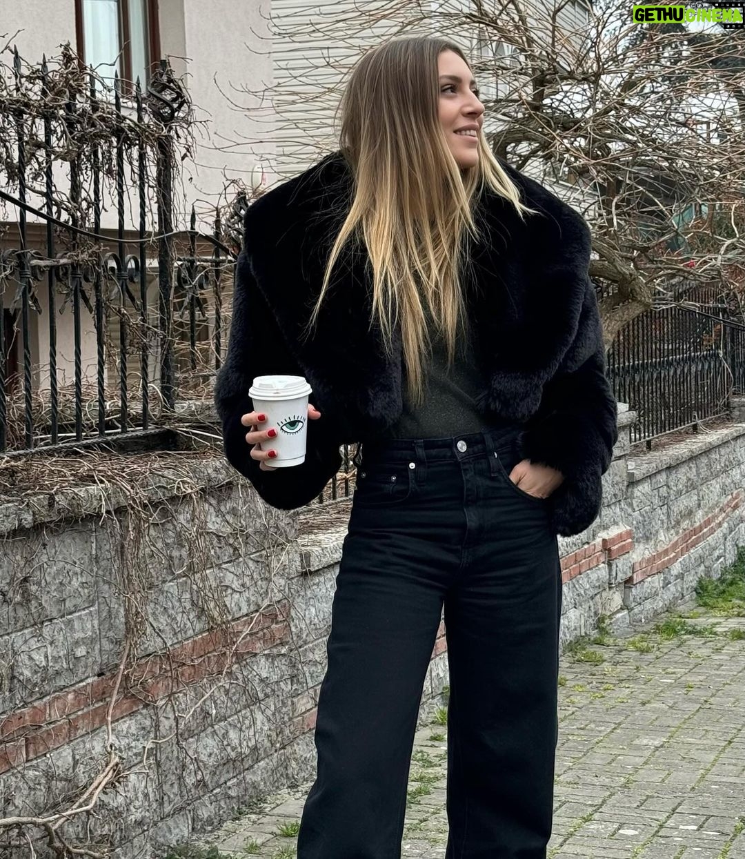 Sinem Kobal Instagram - Mart 🖤 kadınlar günümüz kutlu olsun 🌹💌