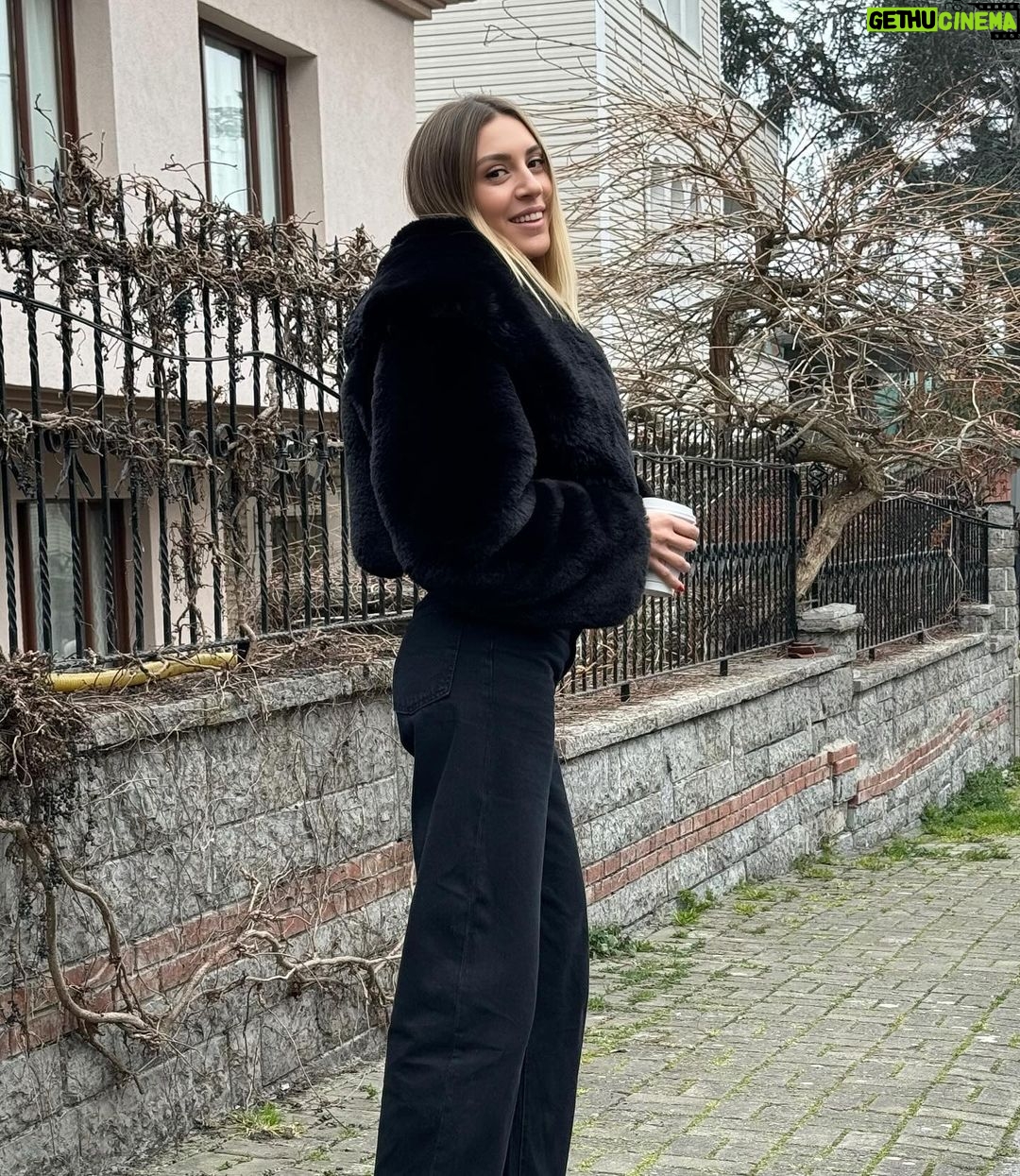 Sinem Kobal Instagram - Mart 🖤 kadınlar günümüz kutlu olsun 🌹💌