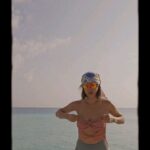 Sirin Horwang Instagram - ปลาฉลามแน่ๆ #photobomb 🤣🤣🦈🦈 #swimsaicxkaosupassara SO/ Maldives