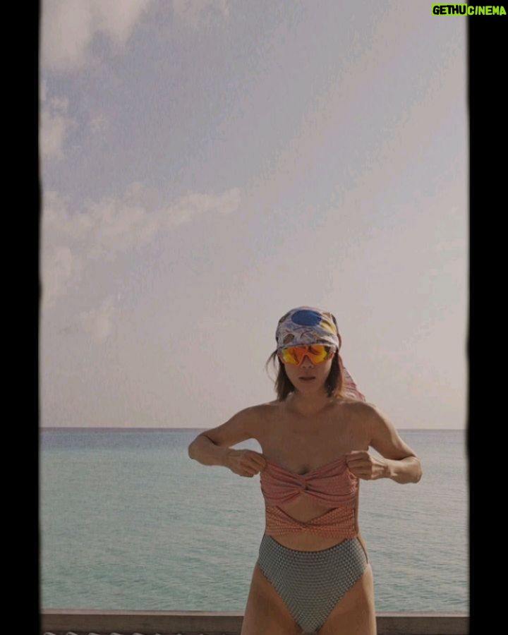 Sirin Horwang Instagram - ปลาฉลามแน่ๆ #photobomb 🤣🤣🦈🦈 #swimsaicxkaosupassara SO/ Maldives