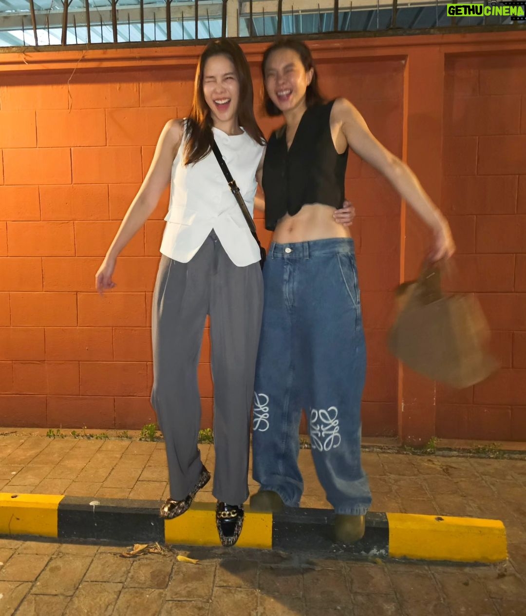 Sirin Horwang Instagram - Last night with #นิษฐา @benraviyanun.t 🤣🤣🤣 2ทุ่มกว่าเอง น้องสาวหาวเก่งมากกก 🫣😅🤣🥰 see u again soon ❤️ #ชีวิตภาคสอง