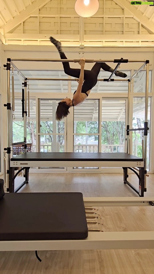 Sirin Horwang Instagram - Left leg!!!! 🔊🔊 กายกรรม เมื่อวานนนน 🤣🤣🤣🤣 #pilates