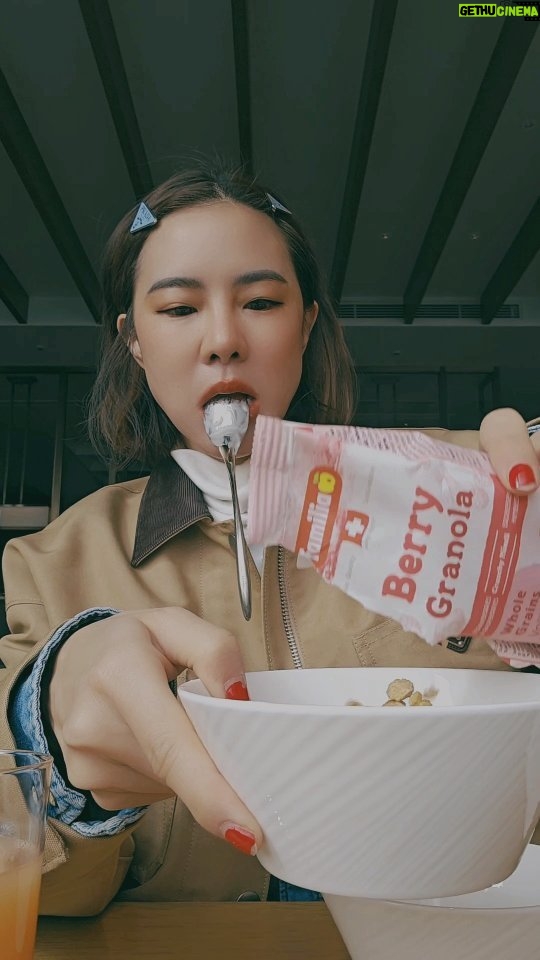 Sirin Horwang Instagram - อย่ามองเล็บ!!! ข้ามนะ ข้ามไป 🤣😅💅💅 #breakfast