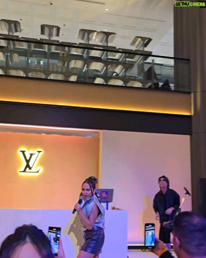 Sirin Horwang - 15K Likes - Captured last night at #LVtheplace
ค่ำๆ วีดีโอมาเพิ่ม 🤣🤣 wowza @louisvuitton