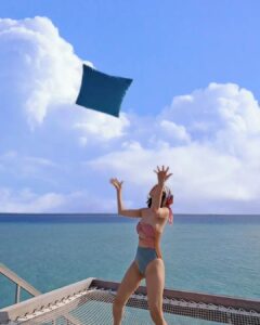 Sirin Horwang Instagram - ปลาฉลามแน่ๆ #photobomb 🤣🤣🦈🦈 #swimsaicxkaosupassara SO/ Maldives