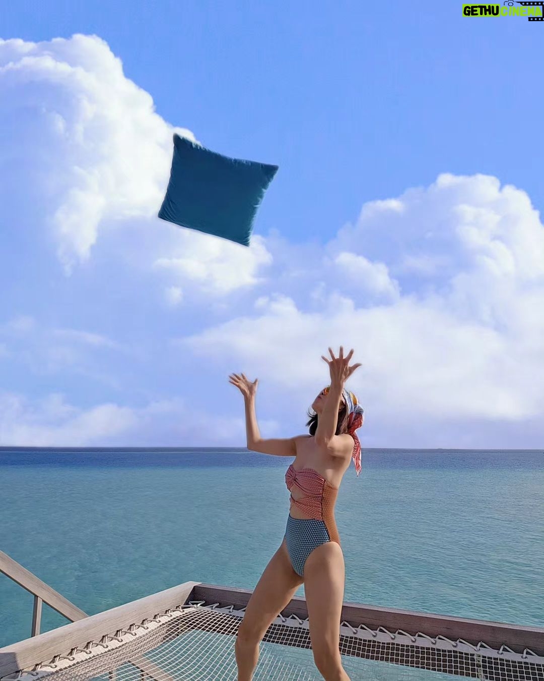 Sirin Horwang Instagram - ปลาฉลามแน่ๆ #photobomb 🤣🤣🦈🦈 #swimsaicxkaosupassara SO/ Maldives