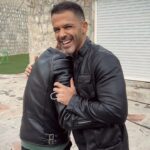 Sirvan Khosravi Instagram – –
اولین روز فیلمبرداری “حرفه‌ای” دقیقا پارسال همین امروز بود.
اینجا زانیار داشت از من فیلم میگرفت که اتفاقی مصطفی تقی‌زاده هم اومد توی کادر و یه حرف منشوری زد.
بقیه ماجرا هم‌ که تو ویدئو ثبت شده 😂
–
#sirvankhosravi #sirvan #herfei_series