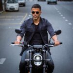 Sirvan Khosravi Instagram – –
“حرفه‌ای” هم تموم شد.
یک سال گذشته برام تجربه‌ای جدید، سخت و همینطور لذت بخش بود.

ممنونم از همه دوستایی که تو ساخت سریال همراه بودن و همچنین تمام مردمی که سریال رو دیدن و با انرژی مثبتشون باعث شدن از تصمیمم خیلی خیلی راضی باشم.

میدونم که دلم برای حس چهارشنبه‌ها تنگ میشه…
❤️
📷 @nnasiiri 
#sirvankhosravi #sirvan #herfei_series