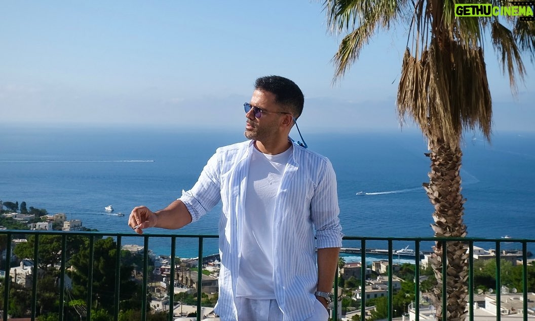 Sirvan Khosravi Instagram - فکر کنم سفید خیلی هم بد نیست 📷 @omidsaan #sirvankhosravi #sirvan #capriitaly Capri