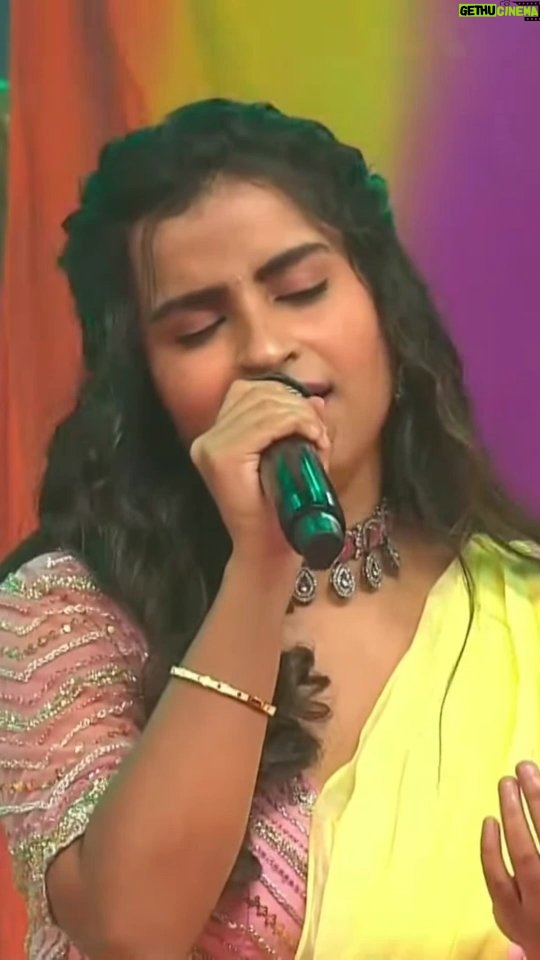 Sivaangi Krishnakumar Instagram - Dheera Dheera from KGF for Khelo Indias closing ceremony🥰 this is my first time trying a Kannada song ! Thankyou for this opportunity @raghini.muralidharan akka @renaissance.events 🤩. Special thanks to @anand.aravindakshan.official Anna for guiding me🥰