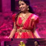 Sivaangi Krishnakumar Instagram - Happy to have performed this classic in Kalaignar 100 with @haricharanmusic anna🥰 Thanks to @mediamasons for the opportunity who have also directed this act @ravoofa.h.k @prathimacuppala . Thankyou @dineshmaster_official for the choreography . Thanks to Directors Union , Tamilnadu Film Producers council , Lingusamy sir , Charan sir and Kalaignar TV. @tfpcoffl @kalaignartvofficial