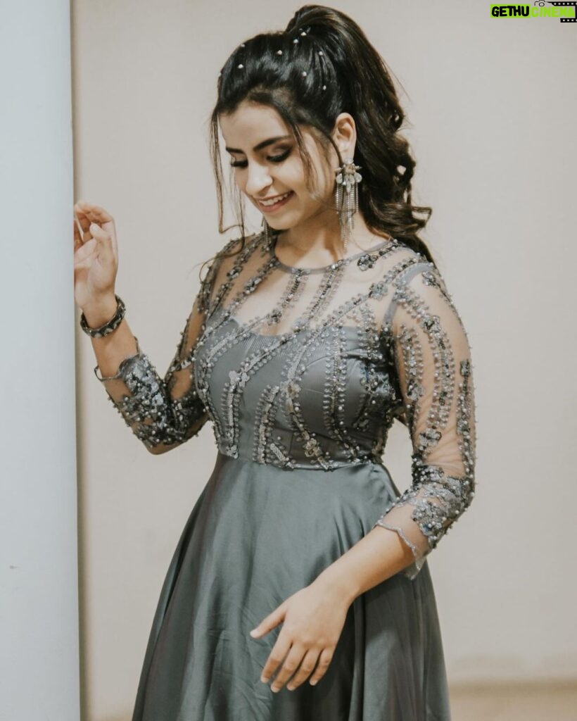 Sivaangi Krishnakumar Instagram - Too many good pictures this time🫣 Outfit @nirali_design_house Styled @paviiiee_08 Pictures @vengka_desh_saycheesemy Muah @dr.hemalathakrishnan
