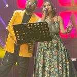Sivaangi Krishnakumar Instagram – Oru Ponnu Onnu Naan pathen moment with @singerhariharana sir🥰 yesterday in Penang, Malaysia! What an audience🥰
Outfit @nirali_design_house 
Styled by @paviiiee_08