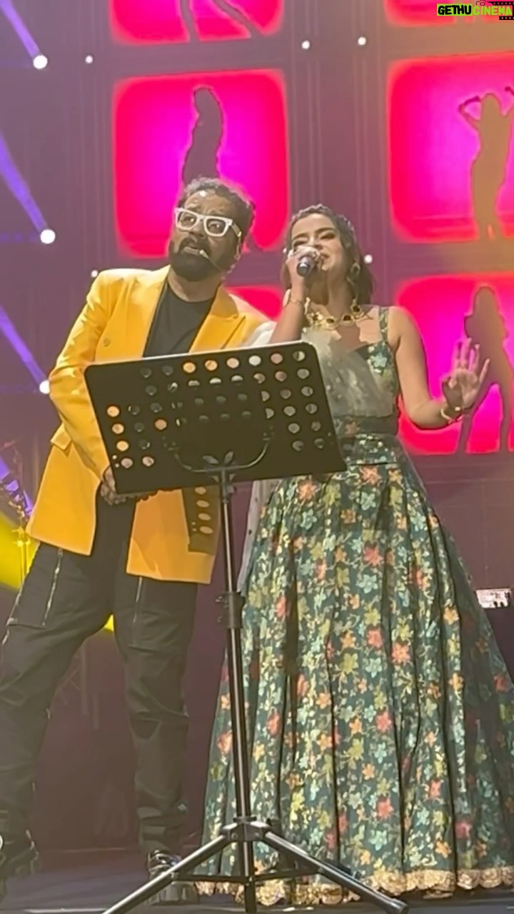 Sivaangi Krishnakumar Instagram - Oru Ponnu Onnu Naan pathen moment with @singerhariharana sir🥰 yesterday in Penang, Malaysia! What an audience🥰 Outfit @nirali_design_house Styled by @paviiiee_08
