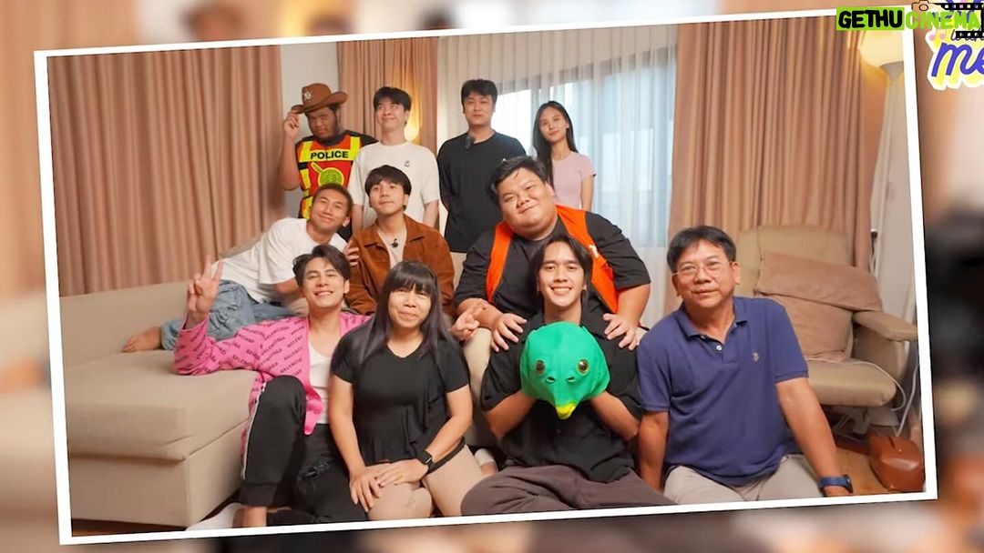 Siwat Chotchaicharin Instagram - Sing With Me หายไปนาน หล่ยคนสงสัยว่าหายไปไหน ผมเสส้นเสียงอักเสบครับ ตอนนี้กลับมาละ แต่กลับมาทั้งทีก็ต้องเชิญศิลปินที่เดือดสุดๆในตอนนี้มาฟีทกันหน่อยสิครุบ🤣 @parkmalody_ พอได้มาบ้านปาร์คบอกเลยว่าเป็นอีกเทปที่มีความสุขมากเพราะ ทั้งบ้านน่ารักเป็นกันเองมากๆ supportกันทุกๆเรื่องจริงๆ เป็นครอบครัวที่น่ารักน่าอิจฉามาก อยากให้ทุกคนฟังเรื่องราวของน้องปาร์คคนนี้ ที่สู้มากว่า10ปี กว่าจะมี ”วาสนาผู้ใด“ เส้นทางศิลปินที่ไม่ง่าย แถมโดนบูลลี่มาตลอด… แต่เพราะครอบครัว เค้าก็สู้ต่อ อยากให้ดูกันครับ มีแขกเซอร์ไพรส์พิเศษ ทีมทำmv ที่โคตรปั่นและฮามาก ติดตาม #singwithme #ร้องกับซี #amycchannel