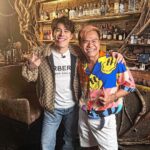Siwat Chotchaicharin Instagram - เป็นอีกหนึ่งอีพีที่โคตรชอบเลย สมกับเป็นแด๊ดดี๊ของน้องๆวงการ youtuber รวมทั้งตัวผมด้วย🥰❤️ คุยกับพี่บี้มีแต่เรื่องดีๆ ให้กำลังใจ support inspire และพร้อมให้โอกาส creatorทุกคนจริงๆ ผู้ชายคนนี้ประสบความสำเร็จไม่ใช่โชคช่วย แต่เพราะหัวใจนำพาล้วนๆ วันนี้พี่บี้มีธุรกิจมากมาย แต่ยังคงใช้mindset เดิมคือใช้ “ใจ” ติดตามธุรกิจพี่บี้ที่ ทำไม “ไม่อยาก” บอกใคร???? ตามดูอีพีนี้ครับ ที่สำคัญร้องเพลงโคตรเดือด🔥🔥🔥 ติดตาม sing with me ร้องกับซี ทาง #amycchannel #ซีศิวัฒน์ #บี้เดอะสกา #เอมี่กลิ่นประทุม ขอบคุณพี่บี้จริงครับ🙏 @bietheska