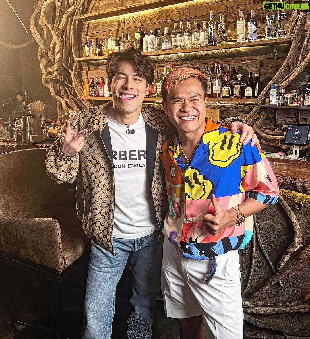 Siwat Chotchaicharin Instagram - เป็นอีกหนึ่งอีพีที่โคตรชอบเลย สมกับเป็นแด๊ดดี๊ของน้องๆวงการ youtuber รวมทั้งตัวผมด้วย🥰❤️ คุยกับพี่บี้มีแต่เรื่องดีๆ ให้กำลังใจ support inspire และพร้อมให้โอกาส creatorทุกคนจริงๆ ผู้ชายคนนี้ประสบความสำเร็จไม่ใช่โชคช่วย แต่เพราะหัวใจนำพาล้วนๆ วันนี้พี่บี้มีธุรกิจมากมาย แต่ยังคงใช้mindset เดิมคือใช้ “ใจ” ติดตามธุรกิจพี่บี้ที่ ทำไม “ไม่อยาก” บอกใคร???? ตามดูอีพีนี้ครับ ที่สำคัญร้องเพลงโคตรเดือด🔥🔥🔥 ติดตาม sing with me ร้องกับซี ทาง #amycchannel #ซีศิวัฒน์ #บี้เดอะสกา #เอมี่กลิ่นประทุม ขอบคุณพี่บี้จริงครับ🙏 @bietheska