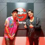 Siwat Chotchaicharin Instagram - Sing With Me ร้องกับซี บุก the ghost radio อีพีนี้มาดูเบื้องหลังการทำงานของพี่แจ็ค พร้อมเรื่องเล่าที่โคตรหลอน ของผมและพี่แจ็ค อันนี้บอกเลยต้องฟัง ห้ามพลาดดด👻 พิเศษคือ พี่แจ็คร้องเพลงด้วย😂 “ห้องสุดท้าย” ติดตามทาง #amycchannel #ร้องกับซี #แจ็คเดอะโกสท์ #ซีศิวัฒน์ #เอมี่กลิ่นประทุม The Ghost House