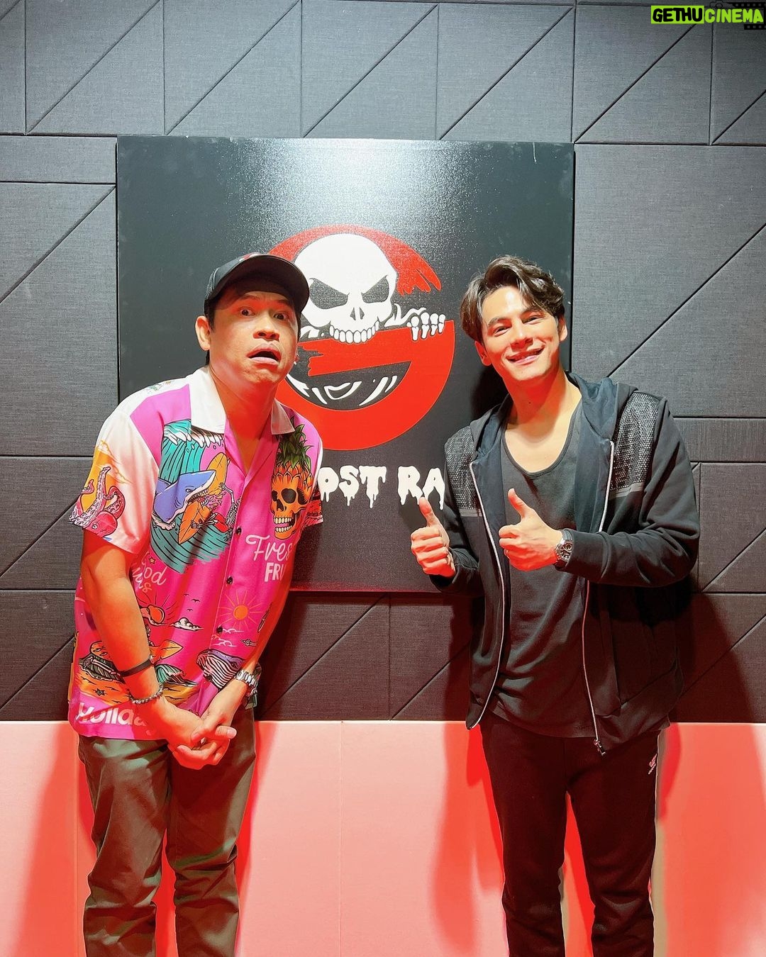 Siwat Chotchaicharin Instagram - Sing With Me ร้องกับซี บุก the ghost radio อีพีนี้มาดูเบื้องหลังการทำงานของพี่แจ็ค พร้อมเรื่องเล่าที่โคตรหลอน ของผมและพี่แจ็ค อันนี้บอกเลยต้องฟัง ห้ามพลาดดด👻 พิเศษคือ พี่แจ็คร้องเพลงด้วย😂 “ห้องสุดท้าย” ติดตามทาง #amycchannel #ร้องกับซี #แจ็คเดอะโกสท์ #ซีศิวัฒน์ #เอมี่กลิ่นประทุม The Ghost House