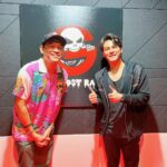 Siwat Chotchaicharin Instagram - Sing With Me ร้องกับซี บุก the ghost radio อีพีนี้มาดูเบื้องหลังการทำงานของพี่แจ็ค พร้อมเรื่องเล่าที่โคตรหลอน ของผมและพี่แจ็ค อันนี้บอกเลยต้องฟัง ห้ามพลาดดด👻 พิเศษคือ พี่แจ็คร้องเพลงด้วย😂 “ห้องสุดท้าย” ติดตามทาง #amycchannel #ร้องกับซี #แจ็คเดอะโกสท์ #ซีศิวัฒน์ #เอมี่กลิ่นประทุม The Ghost House