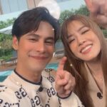 Siwat Chotchaicharin Instagram - Sing With Me ร้องกับซี อีพีนี้เจอความสดใสและเพลงใหม่ “กดไลค์ย้อน” ของน้องสาวสุดแซ่บ เกรซ กาญจน์เกล้า @gracekanklao วันนี้โคตรภูมิใจและดีใจด้วยจริงๆ นางเก่งนางบ้าบอ ขำตลก เหมือนได้กลับมาเจอกันอีกครั้ง รักน้องเสมอ ขอบคุณจริงๆ🙏 บอกเลยอีพีอย่างฮา😂😂😂 รักน้องเสมอ #singwithme #ร้องกับซี #amycchanel #เกรซกาญจน์เกล้า #ซีศิวัฒน์