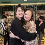 Siwat Chotchaicharin Instagram - แม่คิ้มน่ารักเสมอ หนุกหนานตลอด 🔥ติดตาม 🔥รายการใหม่ของแม่คิ้ม “คิ้มรุมซ้อม” 🔥มีsurprise คอนเสิร์ตใหญ่ของแม่ รับรองมาเต็ม! Coming soon @j.kim4real #คิ้มเกินคาด #แม่คิ้ม #ซีศิวัฒน์ บ้านสุริยาศัย