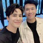 Siwat Chotchaicharin Instagram - วันนี้โชคดีจริงๆ อยากคุยกับพี่เบียร์มานานละ วันนี้อย่างปั่น อย่าง ฮาา รอกันนะจ้ะ❤️🎤🎶 บอกเลย ร้องเพลงโคตรเพราะ Coming soon #singwithme #ร้องกับซี #พี่เบียร์ใบหยก #ceoหมื่นล้าน Hua Chang Heritage Hotel, Bangkok