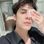 Siwat Chotchaicharin Instagram – เช็ดหน้าคือสิ่งที่สนุกที่สุดเวลากลับจากทำงาน🙄