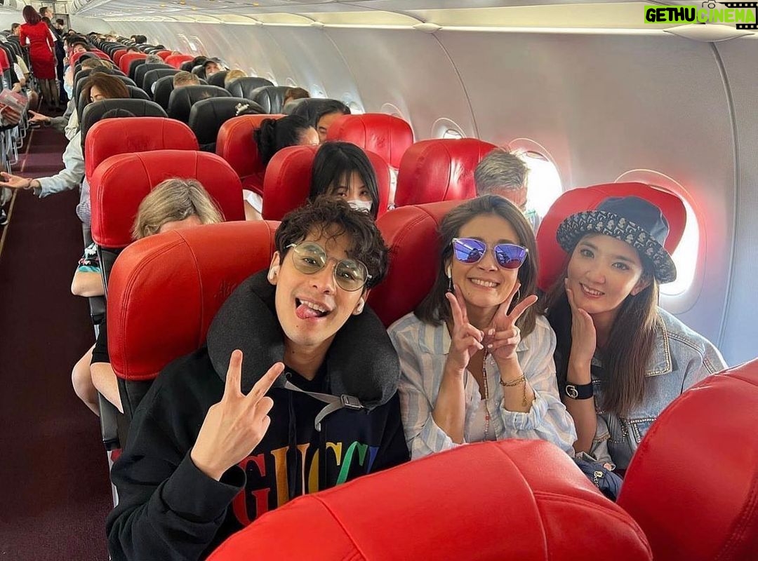 Siwat Chotchaicharin Instagram - จะไปเที่ยวไหน ก็ไปแบบสบายๆ ไปกับแอร์เอเชีย สบายใจ ตามเวลา ไม่มีสาย ไม่มีเลื่อน ขอบคุณสำหรับบริการดีๆครับ 😋❤️ #แอร์เอเชีย #airasia @flyairasia.th