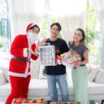 Siwat Chotchaicharin Instagram - “ซานต้า🎅🏻 ” พร้อมบริการจัดส่งให้ถึงมือแล้ว‼️ ✨เทศกาลนี้ทาง Premium Fruit จะมี “คุณลุงซานต้า🎅🏻” จัดส่งถึงมือผู้รับแบบนี้เลย🤍 🎉ใครที่กำลังมองหาของขวัญในเทศกาลนี้ Premium Fruit 👉🏻มีเซตของขวัญหลายรูปแบบให้เลือกสรร 👉🏻ผลไม้นำเข้าที่รับประกันความสด 👉🏻น้ำผลไม้แท้ 100% (น้ำเสาวรส, น้ำส้มวาเลนเซีย) ✅จัดส่งตรงตามเวลา ✅รับประกันคุณภาพ ✅สินค้ามี อย. รับรอง IG: @premiumfruit FB: Premium Fruit Delivery Line: (@premium-fruit) Tel: 0918908188