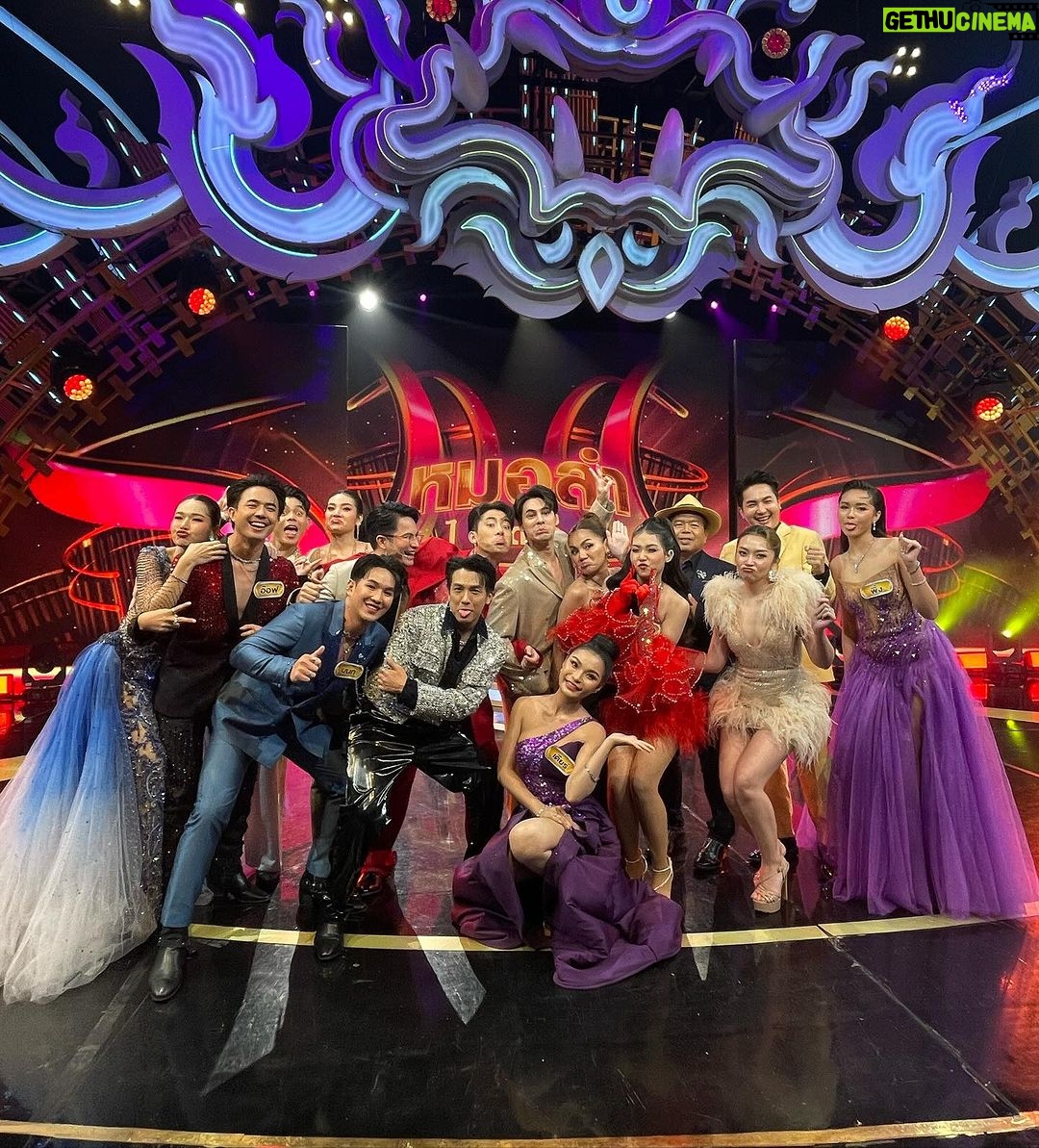 Siwat Chotchaicharin Instagram - ทุกๆคนเก่งมากเลย ไม่ว่าใครจะเข้ารอบหรือตกรอบไป พี่บอกเลยว่าทุกคนเยี่ยมยอดมากๆแล้วครับ ทำตามฝันตัวเองต่อไปนะน้องๆ อาทิตย์หน้าก็จะได้บทสรุปกันแล้ว ว่าใครจะเป็น หมอลำไอดอล คนแรก ติดตามให้กำลังใจน้องๆในรอบFinal อาทิตย์หน้ากันนะครับ #หมอลำไอดอล #หมอลำฟีเวอร์