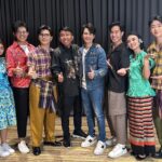 Siwat Chotchaicharin Instagram - มาsupport น้องๆครับ ภูมิใจในตัวน้องๆทุกคนมาก เล่นดีมีเสน่ห์ น่ารัก ตลก ขำจนน้ำตาใหล ดูแล้วเพลิน ใจฟู เพลงเพราะมากๆ มันดีจนอยากให้ทุกคนพาครอบครัวไปดูจริงๆ #มนต์รักลูกทุ่งทองกวาวเดอะมิวสิคัล พวกเอ็งเก่งมากจริงๆ รักเลย❤️ ปล. เสียดายไม่ได้ถ่ายกับพี่คล้าวทองกวาว