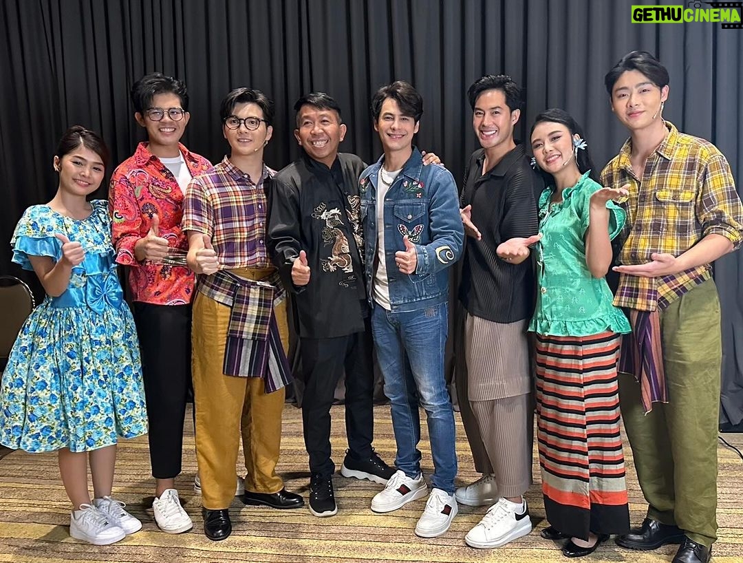 Siwat Chotchaicharin Instagram - มาsupport น้องๆครับ ภูมิใจในตัวน้องๆทุกคนมาก เล่นดีมีเสน่ห์ น่ารัก ตลก ขำจนน้ำตาใหล ดูแล้วเพลิน ใจฟู เพลงเพราะมากๆ มันดีจนอยากให้ทุกคนพาครอบครัวไปดูจริงๆ #มนต์รักลูกทุ่งทองกวาวเดอะมิวสิคัล พวกเอ็งเก่งมากจริงๆ รักเลย❤️ ปล. เสียดายไม่ได้ถ่ายกับพี่คล้าวทองกวาว