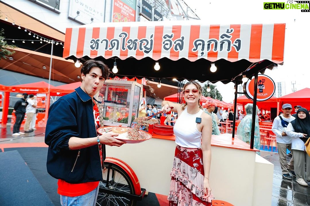 Siwat Chotchaicharin Instagram - รอบนี้กลับบ้านเกิดที่หาดใหญ่ คุ้มมาก ได้กินของอร่อยจากสงขลา มารวมที่เดียวเลย โคตรเด็ด!! Hatyai is cooking งานfood fair ดีๆที่ Coke เค้าจัดทั่วประเทศ ติดตามกันต่อว่าเค้าจะไปจัดจังหวัดไหนต่อนะครับ #cokezeroกินกับอะไรก็อร่อย