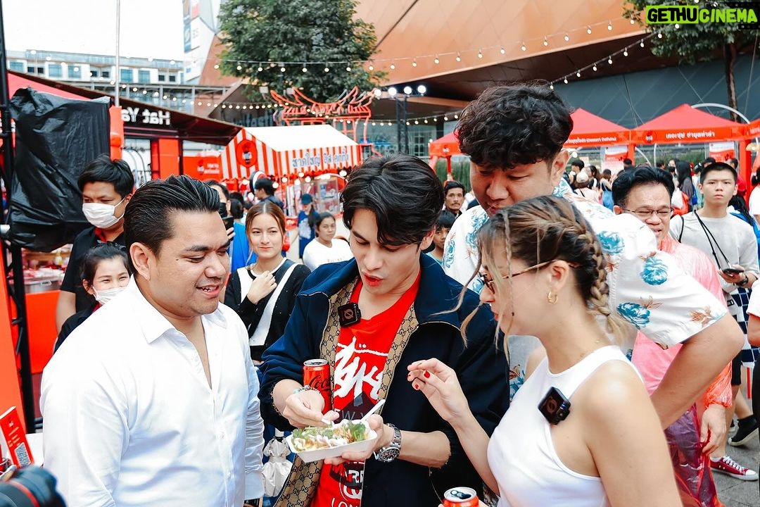 Siwat Chotchaicharin Instagram - รอบนี้กลับบ้านเกิดที่หาดใหญ่ คุ้มมาก ได้กินของอร่อยจากสงขลา มารวมที่เดียวเลย โคตรเด็ด!! Hatyai is cooking งานfood fair ดีๆที่ Coke เค้าจัดทั่วประเทศ ติดตามกันต่อว่าเค้าจะไปจัดจังหวัดไหนต่อนะครับ #cokezeroกินกับอะไรก็อร่อย