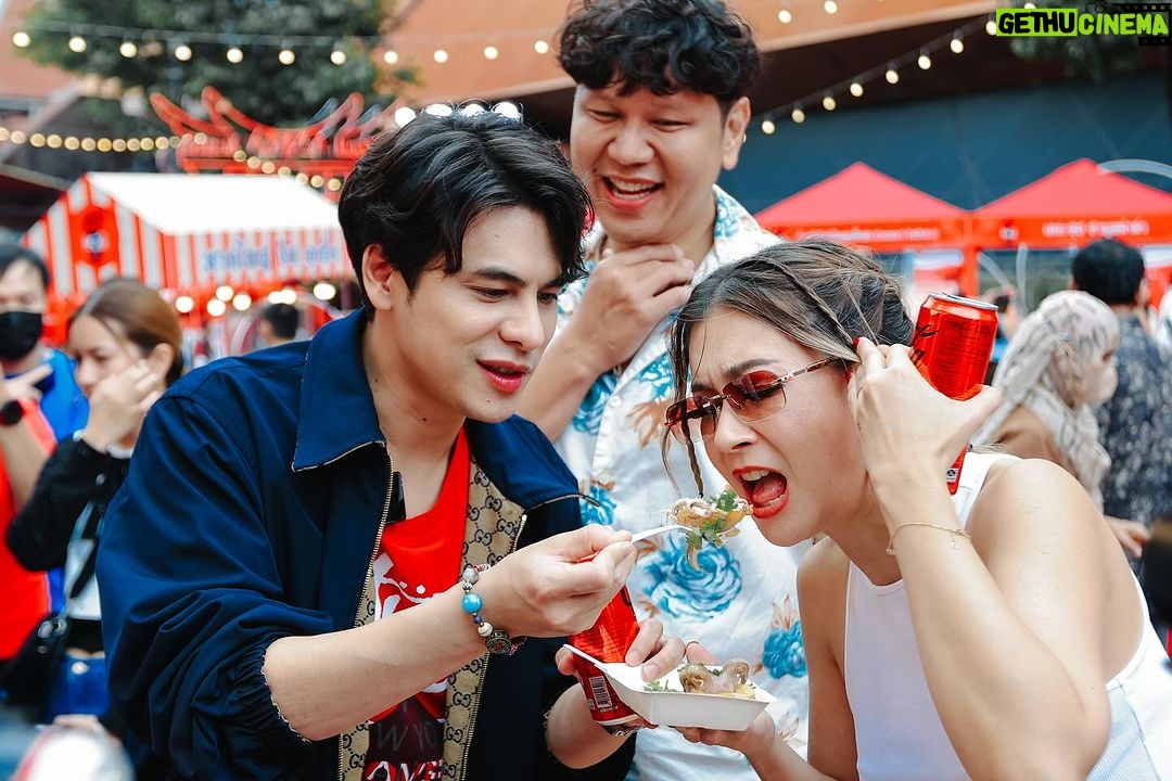 Siwat Chotchaicharin Instagram - รอบนี้กลับบ้านเกิดที่หาดใหญ่ คุ้มมาก ได้กินของอร่อยจากสงขลา มารวมที่เดียวเลย โคตรเด็ด!! Hatyai is cooking งานfood fair ดีๆที่ Coke เค้าจัดทั่วประเทศ ติดตามกันต่อว่าเค้าจะไปจัดจังหวัดไหนต่อนะครับ #cokezeroกินกับอะไรก็อร่อย