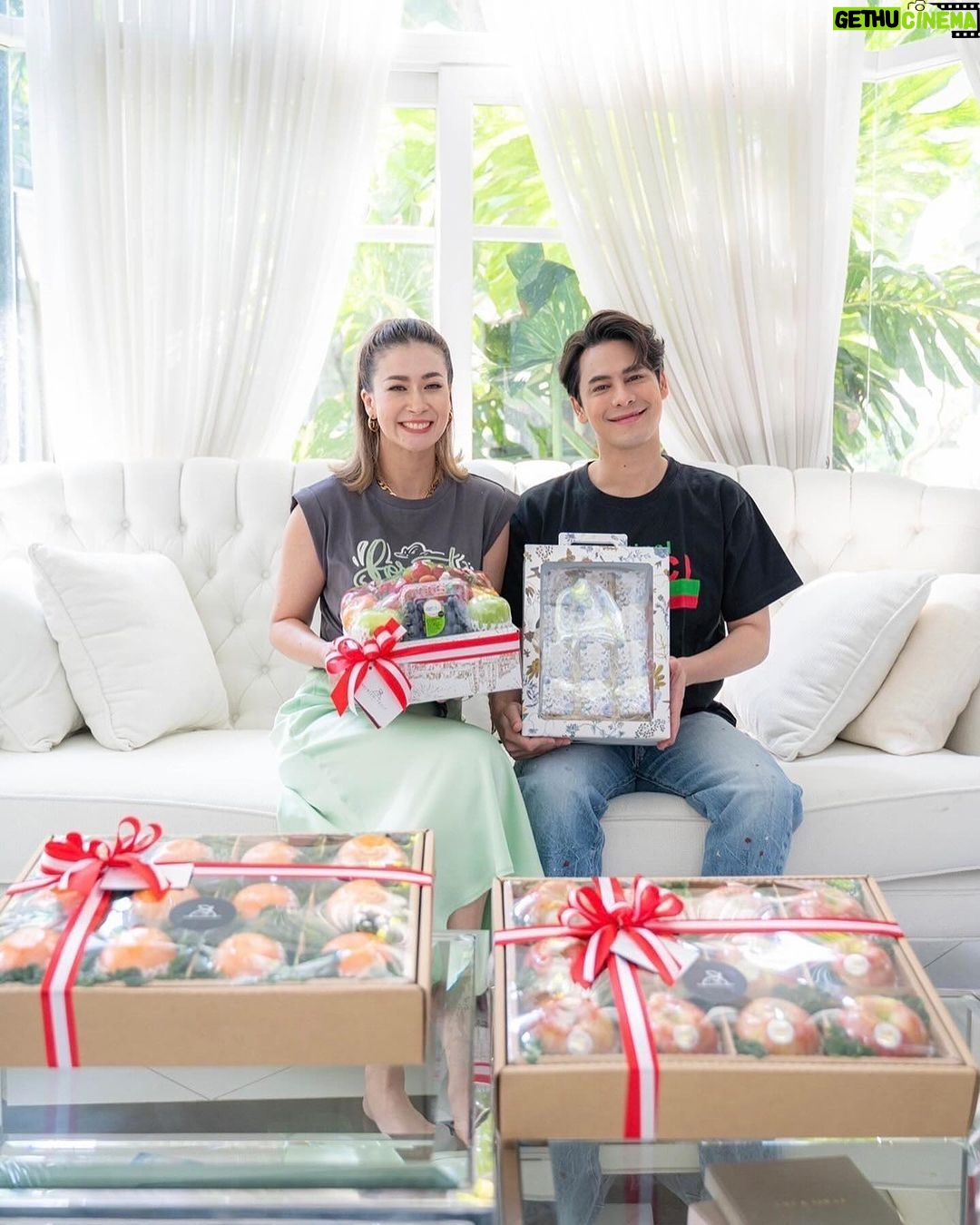 Siwat Chotchaicharin Instagram - “ซานต้า🎅🏻 ” พร้อมบริการจัดส่งให้ถึงมือแล้ว‼️ ✨เทศกาลนี้ทาง Premium Fruit จะมี “คุณลุงซานต้า🎅🏻” จัดส่งถึงมือผู้รับแบบนี้เลย🤍 🎉ใครที่กำลังมองหาของขวัญในเทศกาลนี้ Premium Fruit 👉🏻มีเซตของขวัญหลายรูปแบบให้เลือกสรร 👉🏻ผลไม้นำเข้าที่รับประกันความสด 👉🏻น้ำผลไม้แท้ 100% (น้ำเสาวรส, น้ำส้มวาเลนเซีย) ✅จัดส่งตรงตามเวลา ✅รับประกันคุณภาพ ✅สินค้ามี อย. รับรอง IG: @premiumfruit FB: Premium Fruit Delivery Line: (@premium-fruit) Tel: 0918908188