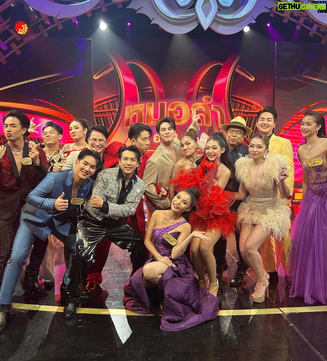 Siwat Chotchaicharin Instagram - ทุกๆคนเก่งมากเลย ไม่ว่าใครจะเข้ารอบหรือตกรอบไป พี่บอกเลยว่าทุกคนเยี่ยมยอดมากๆแล้วครับ ทำตามฝันตัวเองต่อไปนะน้องๆ อาทิตย์หน้าก็จะได้บทสรุปกันแล้ว ว่าใครจะเป็น หมอลำไอดอล คนแรก ติดตามให้กำลังใจน้องๆในรอบFinal อาทิตย์หน้ากันนะครับ #หมอลำไอดอล #หมอลำฟีเวอร์