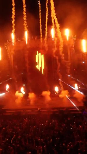 Skrillex Instagram - Gracias EDC🌹
Viva Mexico 🇲🇽 !!!