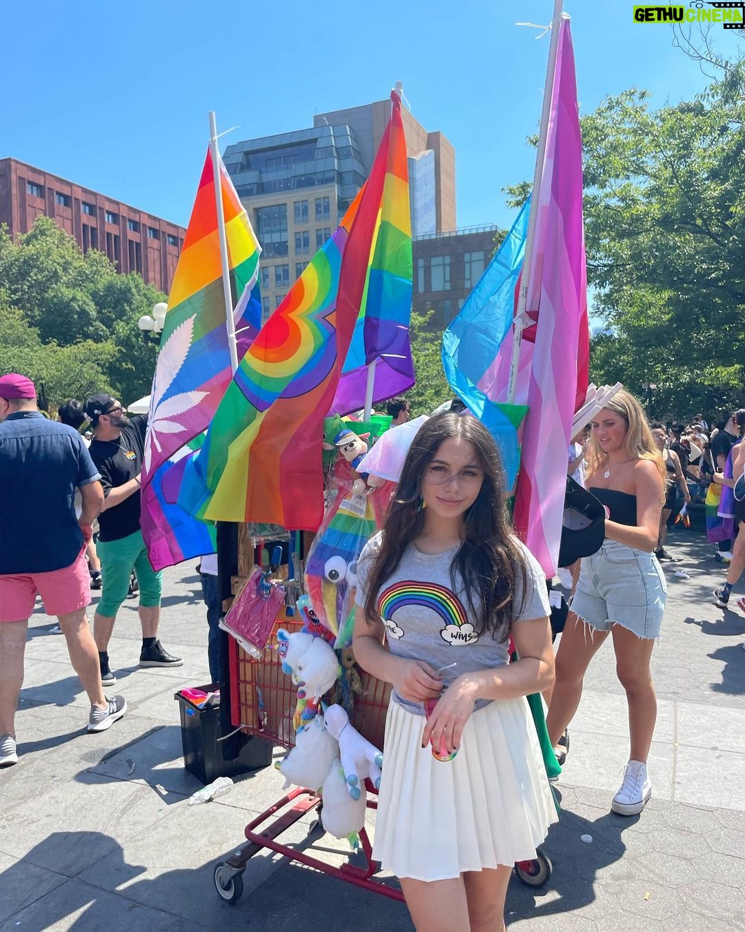 Sky Katz Instagram - 👩❤️💋👩 love wins #prideparade 👨❤️💋👨