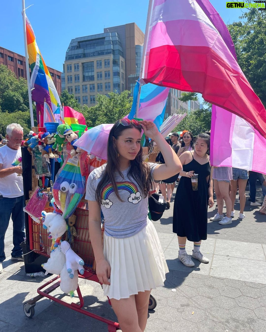 Sky Katz Instagram - 👩❤️💋👩 love wins #prideparade 👨❤️💋👨