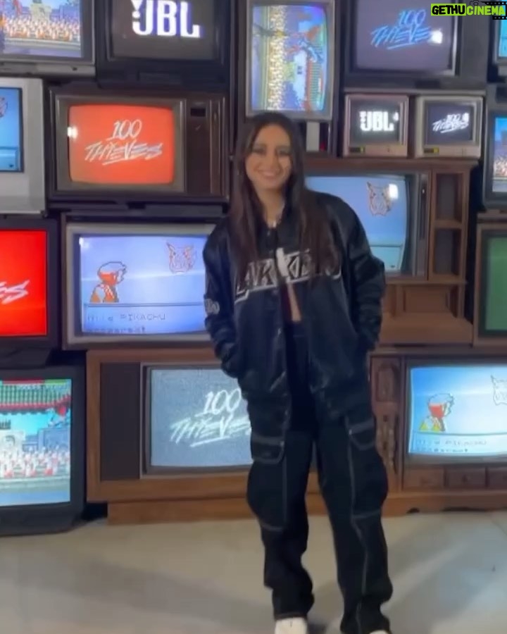 Sky Katz Instagram - swipe to see me and my sister bump heads 🥰