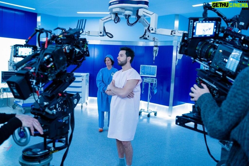 Skylar Astin Instagram - It’s ALIIIVVEE!! Tonight’s episode of @sohelpmecbs will knock your hospital socks right off! 🤖🧦 9/8c on @cbstv 🕵🏻👩🏻‍⚕️