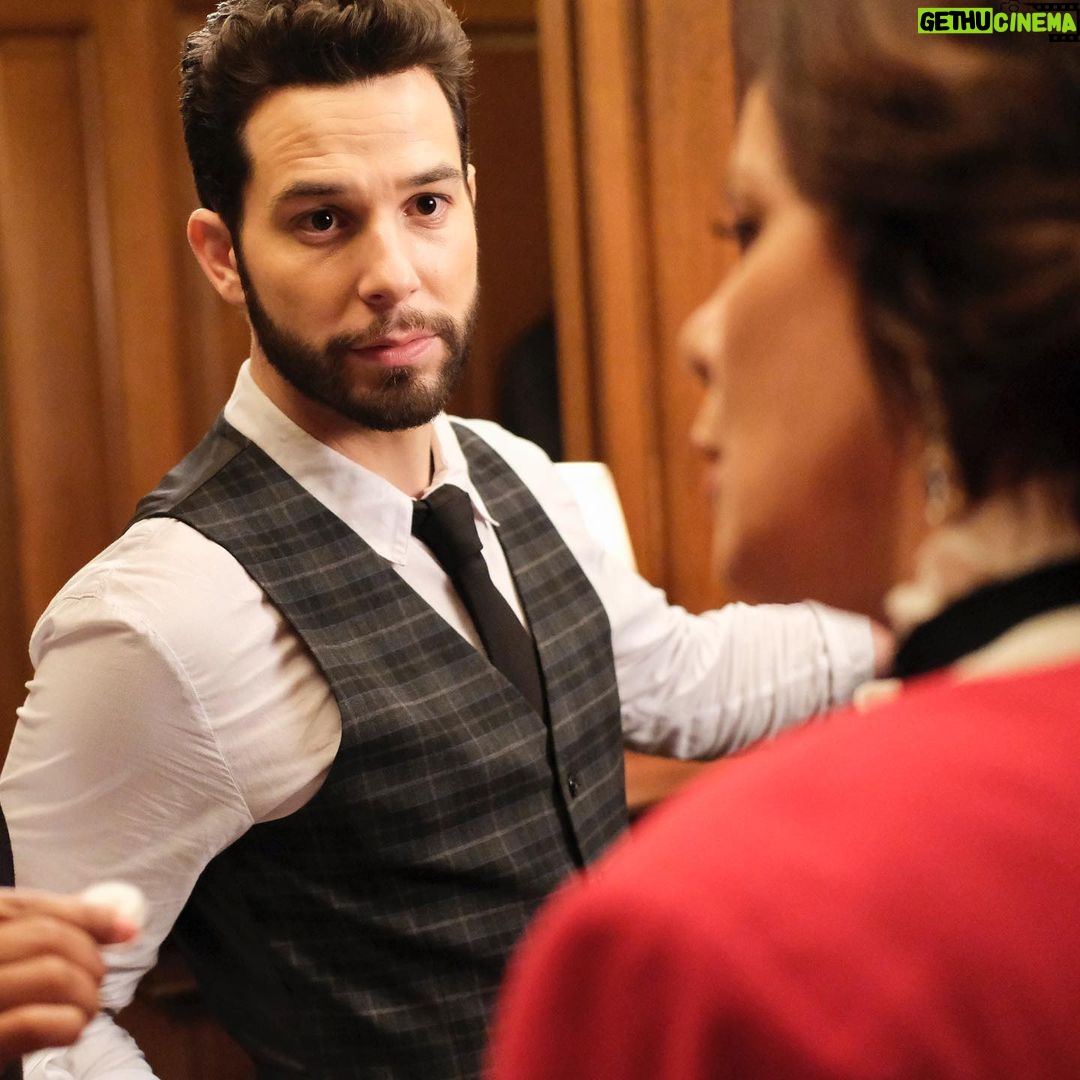 Skylar Astin Instagram - TONIGHT Todd takes the stand and Veronica is BACK on an all new episode of @sohelpmecbs 9/8c on @cbstv
