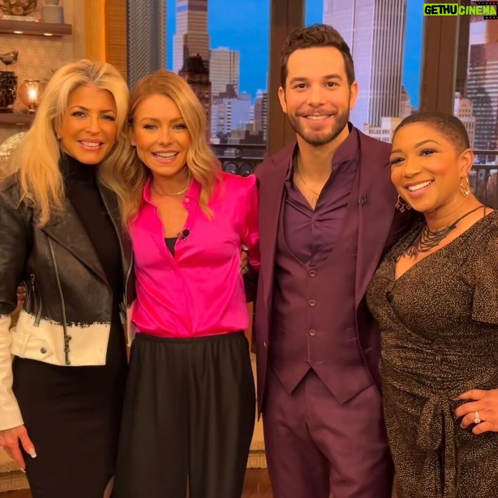 Skylar Astin Instagram - Had a great time sitting down with @kellyripa and @dejavuspeaks on @livekellyandryan today! It’s my mother @queenmerrie ‘s favorite show! So we got to talk all things @sohelpmecbs , my new song ‘Gravity’, and even the legend that is Queen Merrie! Suit: @stylebysarai Grooming: @haileicall Style: @sarahdarceystyle New York City